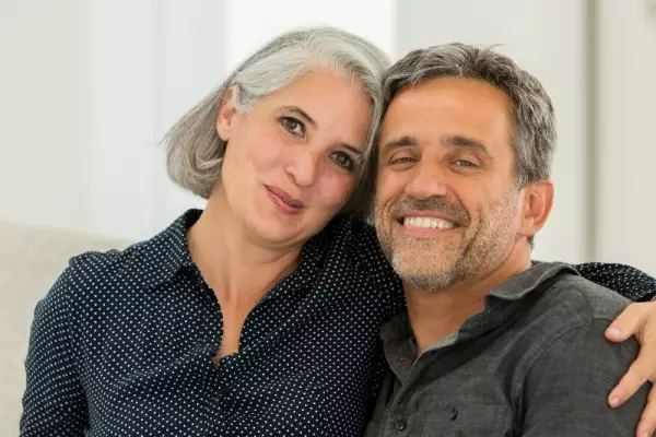 Szczęśliwa para po 50-tce tworząca udany związek.