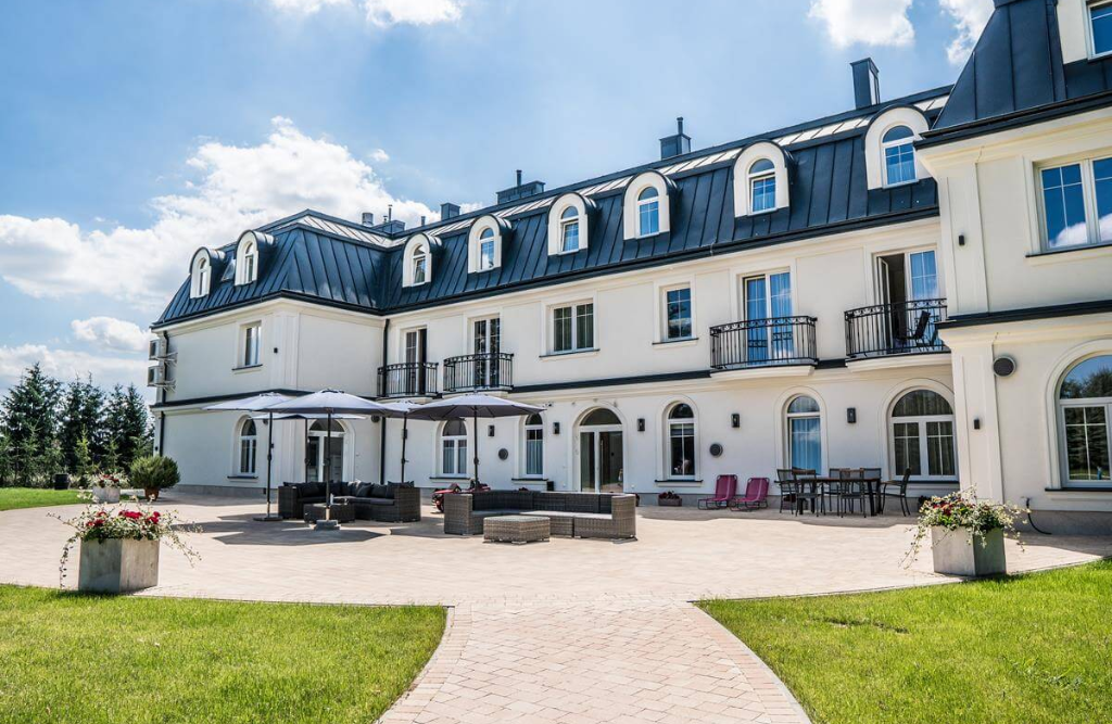 Dom Opieki i Rehabilitacji „Pałac Nałęczów” w Nałęczowie jest położony w cichej, willowej okolicy