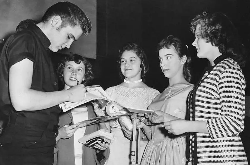 Presley rozdający autografy