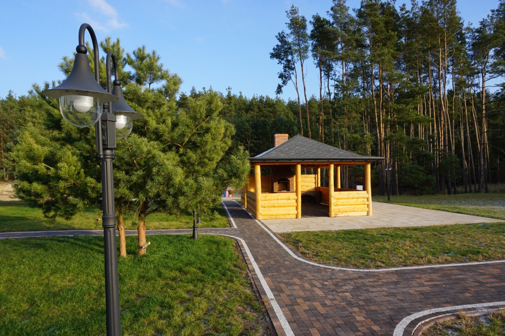 Dom Seniora Załęcze Małe leży w bezpośrednim sąsiedztwie lasu