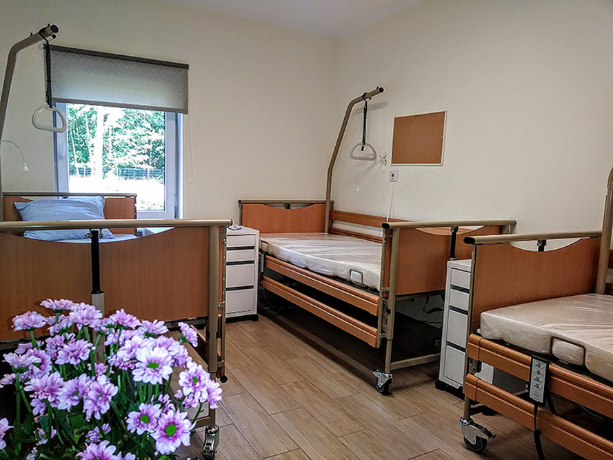 Pokoje w Domu Opieki i Wsparcia „Senior Park" we wsi Pucie wyposażone są w specjalistyczne łóżka i system przywoławczy SOS