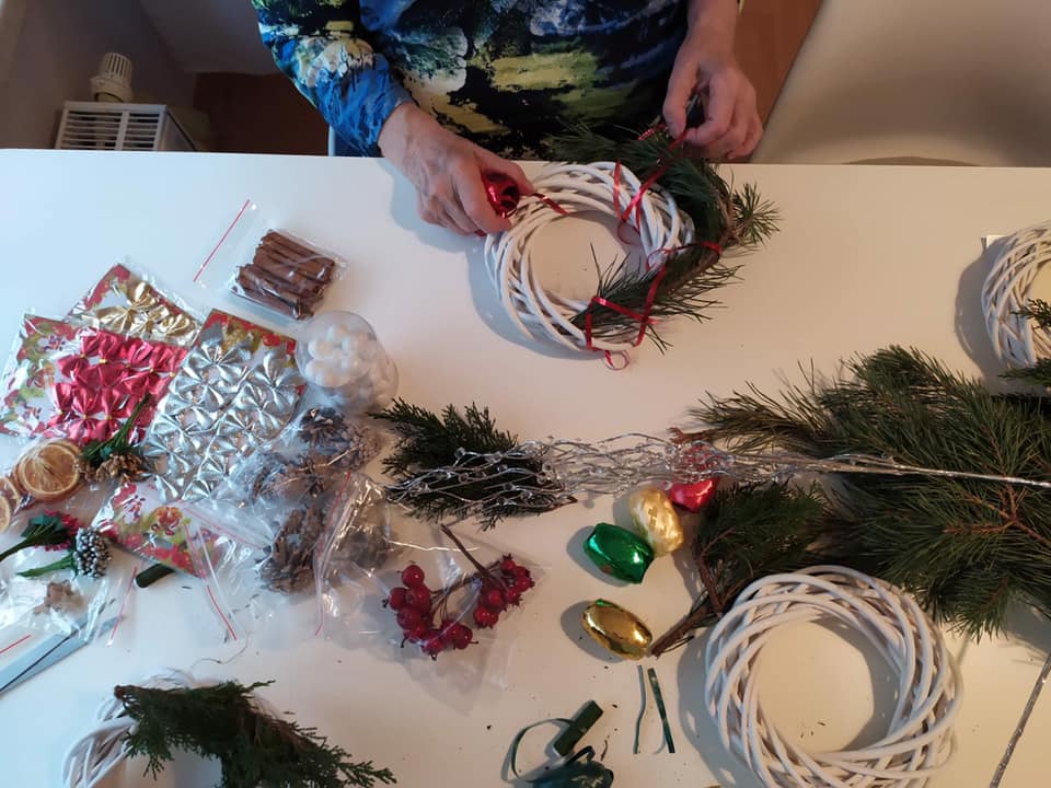 Dom Seniora „Herbaciane Popołudnie" w Mikołowie dla o aktywizację seniorów - na zdjęciu terapia zajęciowa