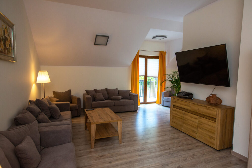 Mieszkańcy Domu Opieki „Aktywny Senior" w Koźminku mają do dyspozycji przytulny salon z TV