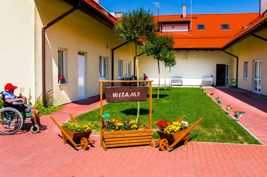 Dom Opieki „Nasz Dom" w Komarowie oddaje do dyspozycji swoich podopiecznych ogród