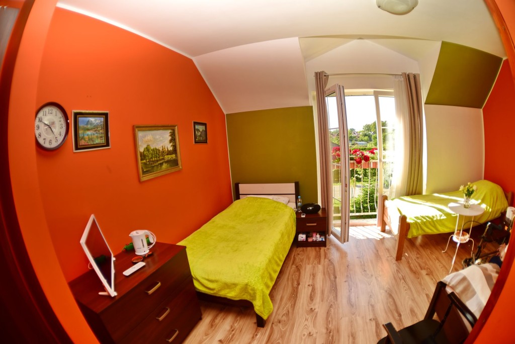 Pokoje w Domu Seniora „Stepniczanka" w Stepnicy są przytulne i wyposażone w wygodne meble