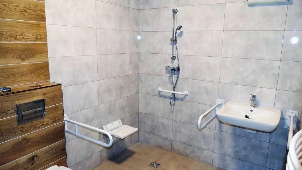 Łazienki w Domu Seniora „Pod Jodłami" w Rybniku posiadają dodatkowe udogodnienia dla niepełnosprawnych