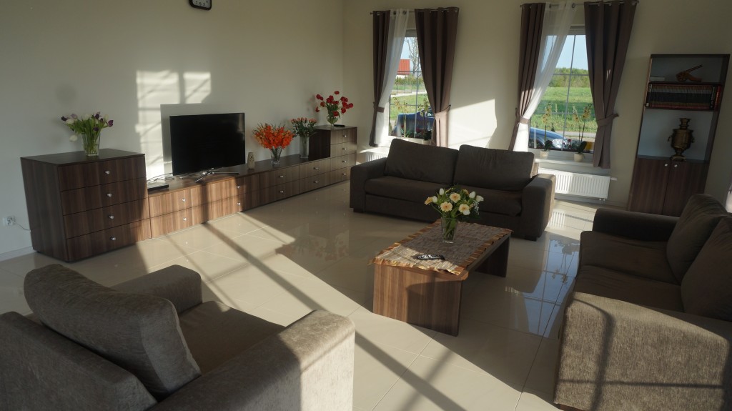 Na parterze Domu Seniora „Stokrotka" w Stobnie znajduje się przytulny salon z TV