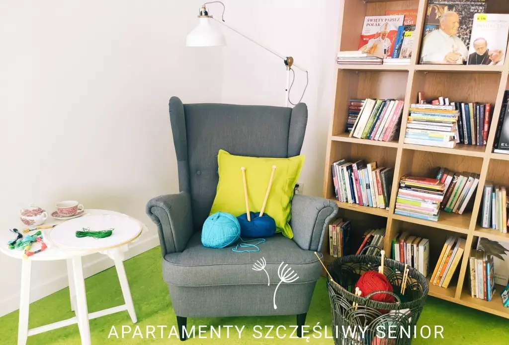 Apartamenty „Szczęśliwy Senior” w Kaliszu to miejsce przyjazne osobom w podeszłym wieku - na zdjęciu kącik biblioteczny