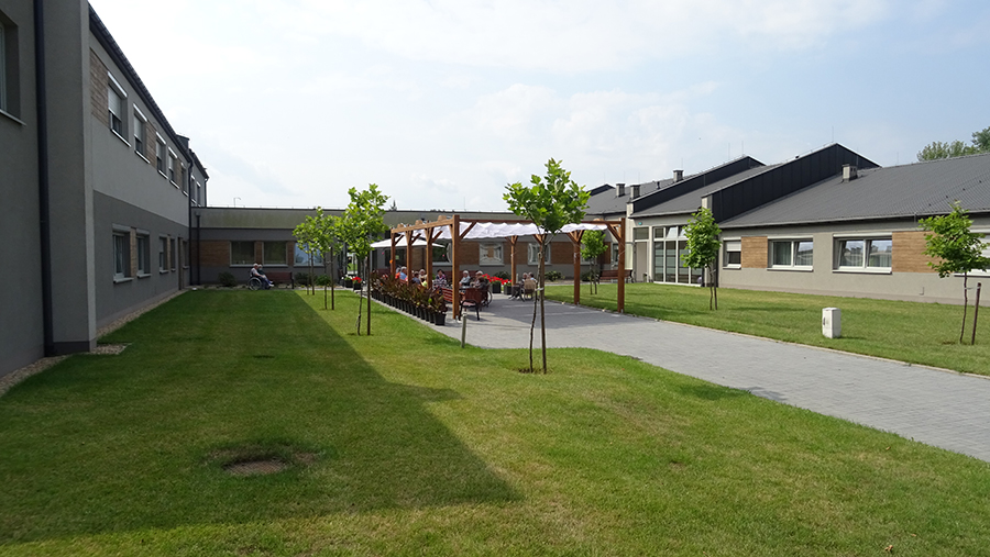 Teren Domu Seniora „Nad Strumykiem” w Częstochowie, w tym przyległy do niego ogród jest w pełni przystosowany do osób niepełnosprawnych