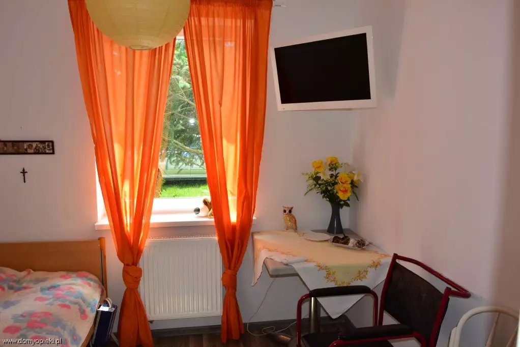 Rodzinny Dom Opieki w Starych Babicach dysponuje pokojami, w których znajdują się niezbędne meble i sprzęty