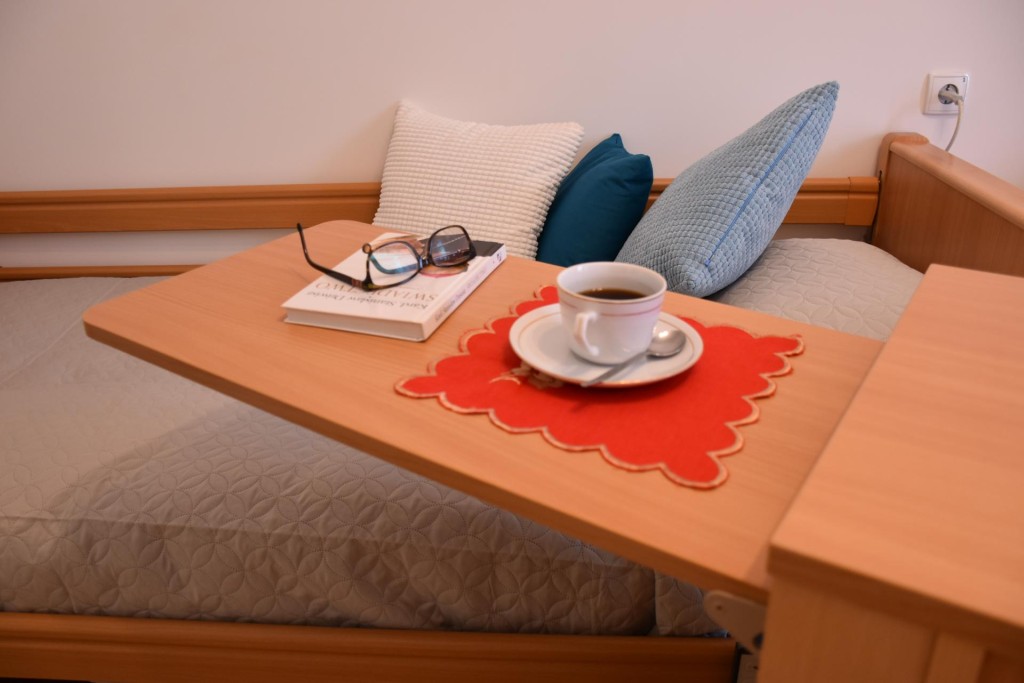 Podopieczni Domu Opieki „Villa Parkowa” w Rychwale mogą liczyć na wiele udogodnień, w tym komfortowo urządzone pokoje