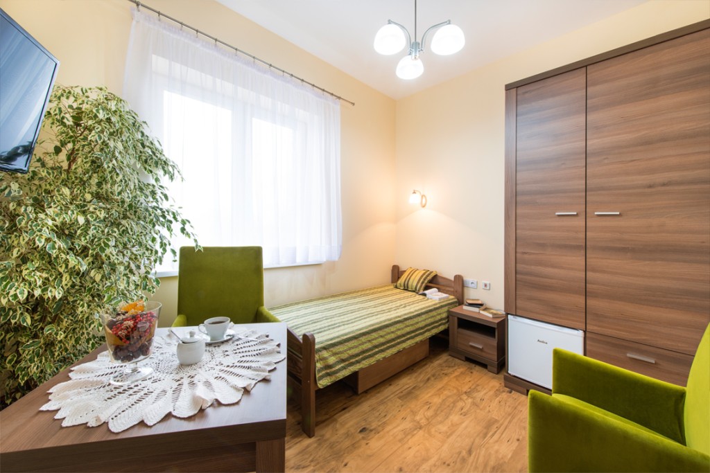 Pokoje w Domu Seniora w Wieluniu są wyposażone w wygodne łóżka, pojemne szafy i telewizor