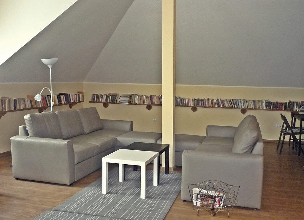 Dom Seniora „Willa” w Iłowie dysponuje przytulnym pokojem dziennym z biblioteczką