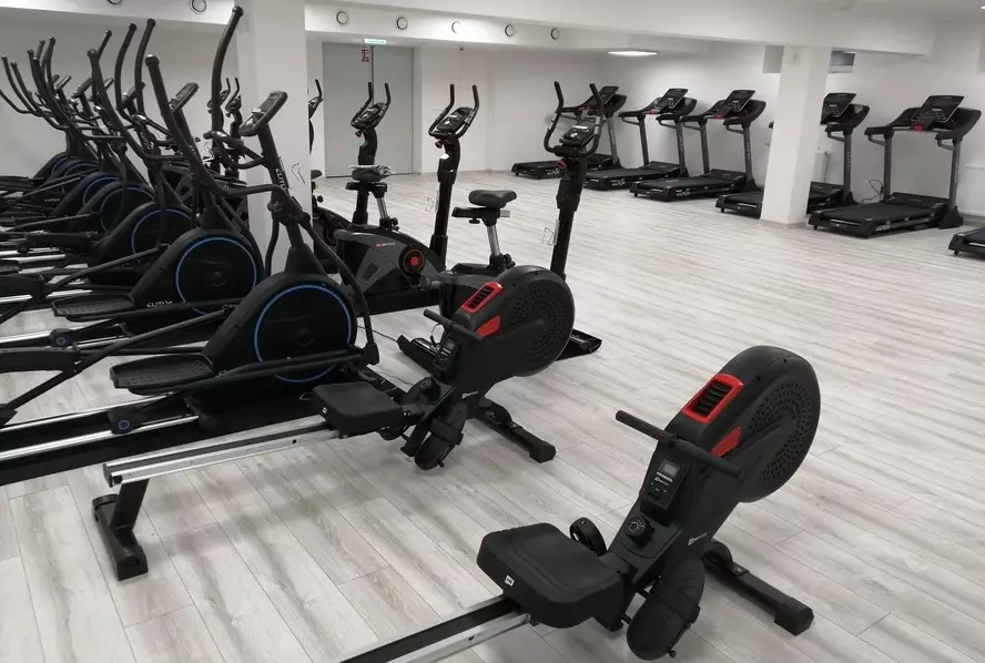 Dom Seniora „Leonium - Piękne życie" w Sikorzu dysponuje salą do ćwiczeń wyposażoną w nowoczesny sprzęt