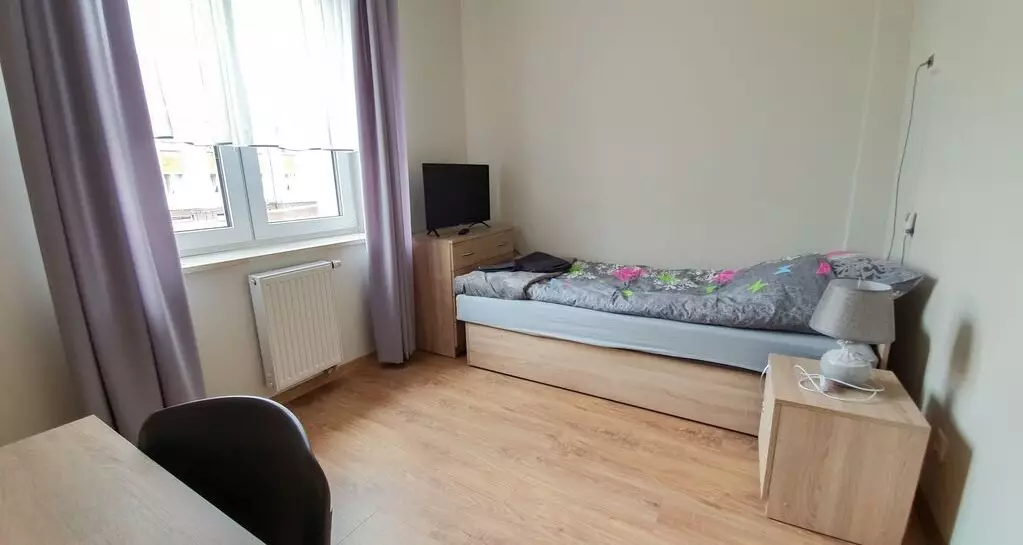 Pokoje w Domu Seniora „Leonium - Piękne życie" w Sikorzu są wyposażone w wygodne i nowoczesne meble