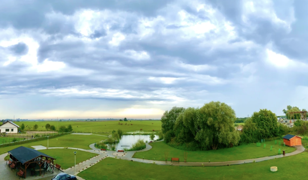 Ogród przed Domem Opieki „Dębowy Gaj” w Jankówku to jeden z atutów ośrodka 