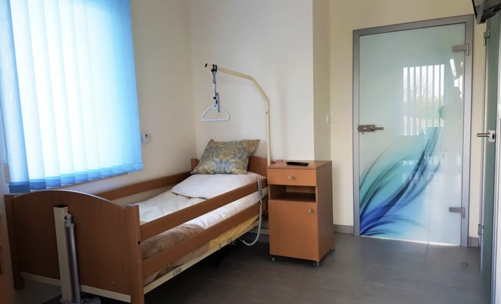 Jeden z pokoi w Domu Opieki „Dębowy Gaj” w Jankówku