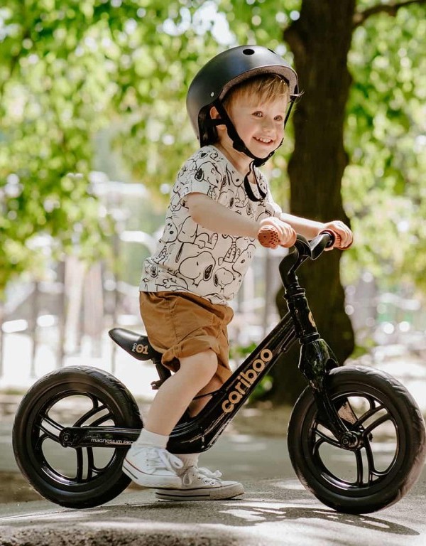 Wnuczek prowadzący rowerek biegowy Cariboo Magnesium