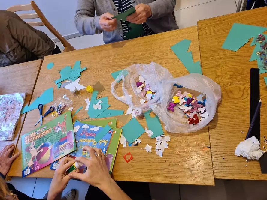 Zajęcia plastyczne w Domu Seniora „Zapiecek” w Wieliczce - jedna z form terapii zajęciowej