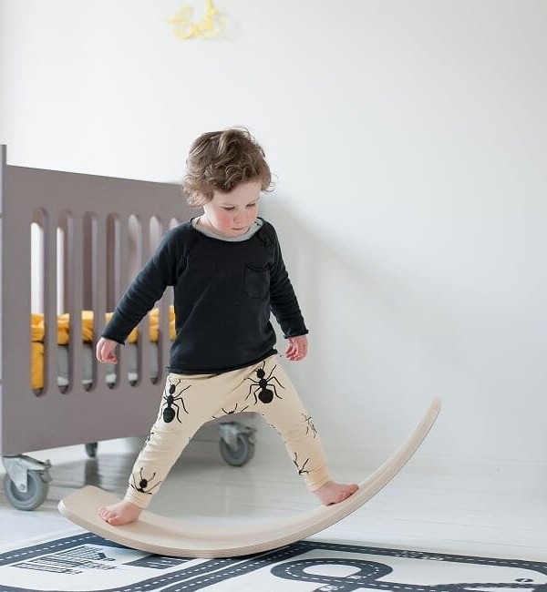 Wnuczek bawiący się deską do balansowania Wobbel