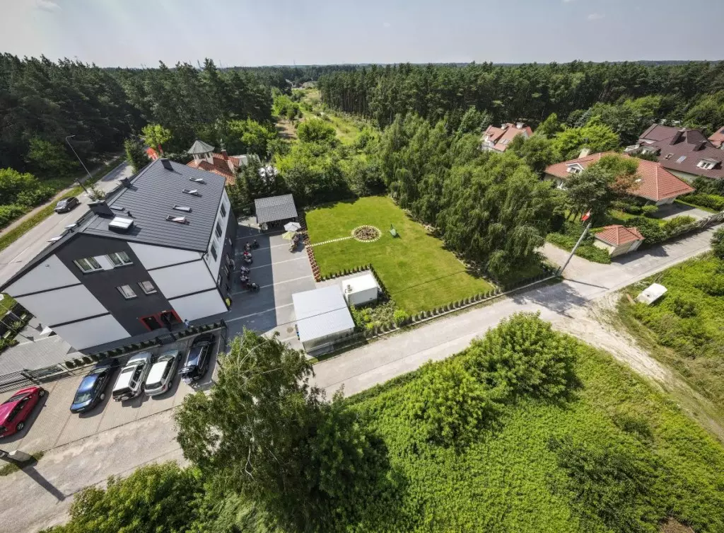 Rodzinny Dom Spokojnej Starości „Słoneczny Las” w Stanisławowie sąsiaduje z lasem