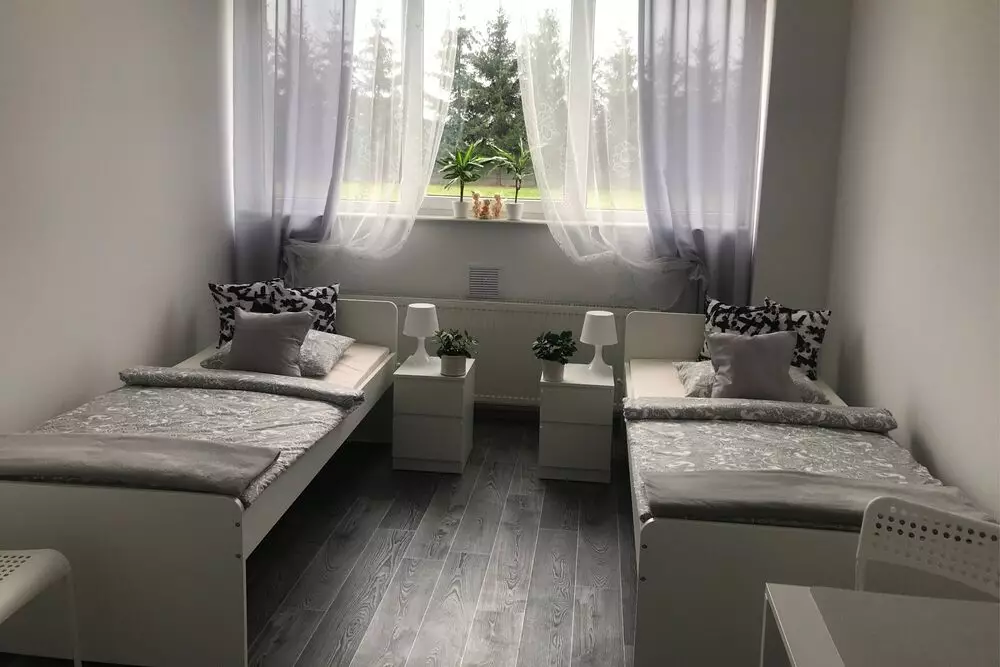 Pokoje w Domu Opieki „Leśny Zakątek” w Budlu są funkcjonalne urządzone i w pełni umeblowane