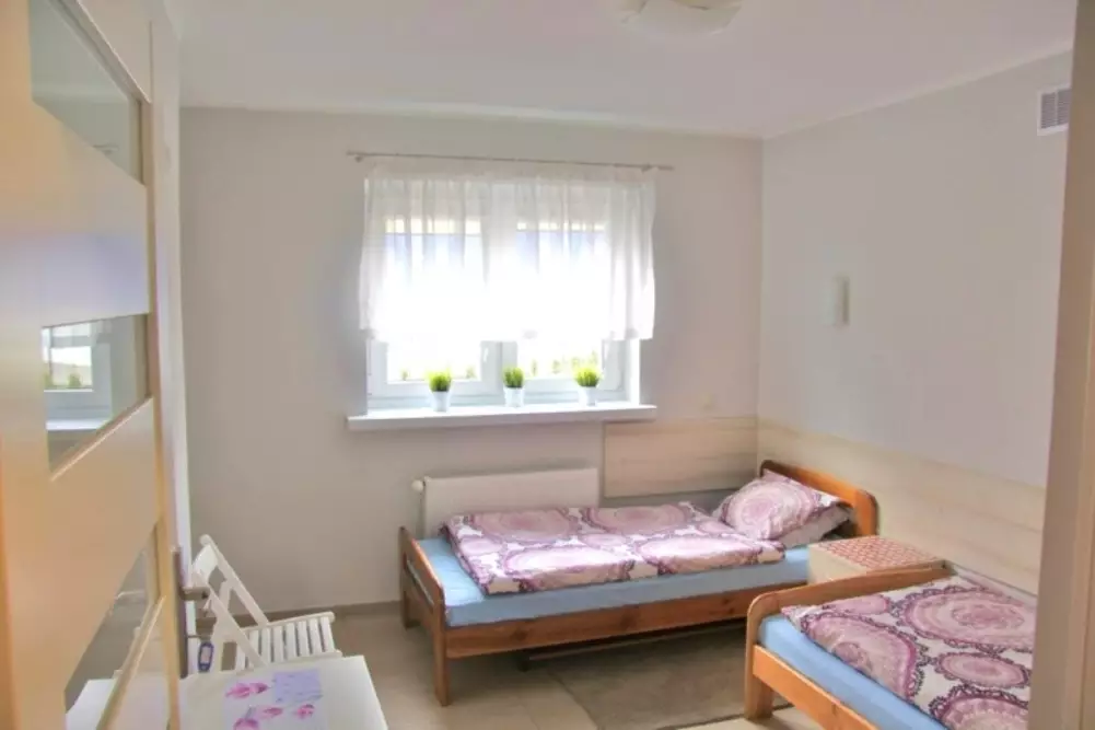 Pokoje w Domu Seniora „Zapiecek” w Wieliczce posiadają podstawowe wyposażenie - ich przyszli mieszkańcy mogą jednak je wzbogacić o własne meble czy dodatki