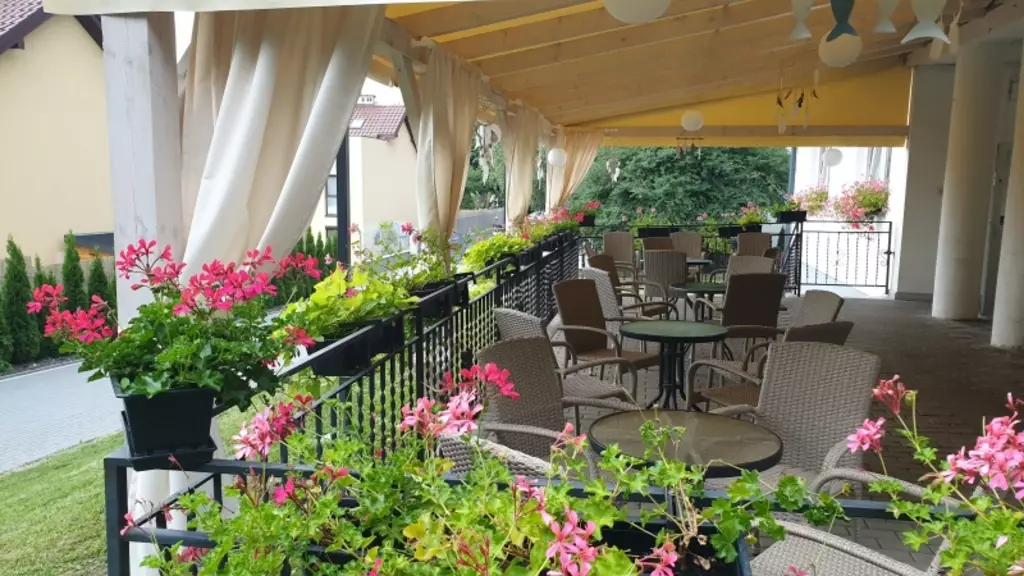 Przed Domem Seniora „Zapiecek” w Wieliczce znajduje się zadaszony taras