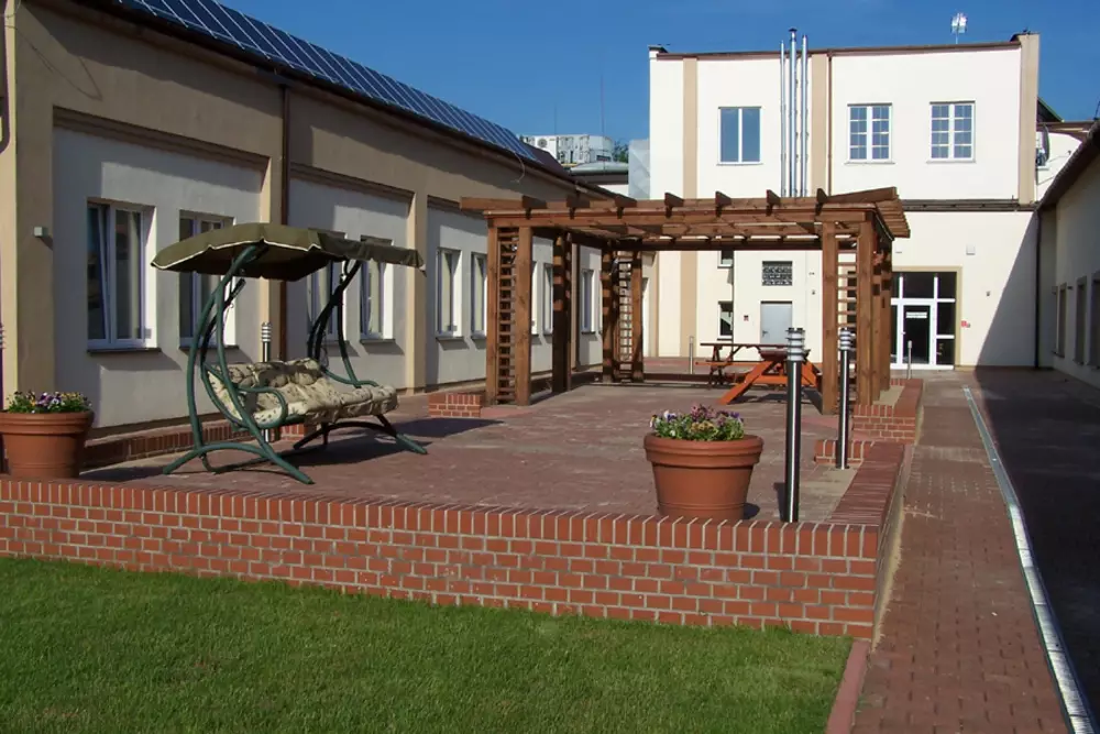 Przed Prywatnym Domem Opieki „Zakątek Seniora" w Częstochowie znajduje się zadaszone miejsce, w którym seniorzy mogą spędzać wspólnie czas na świeżym powietrzu