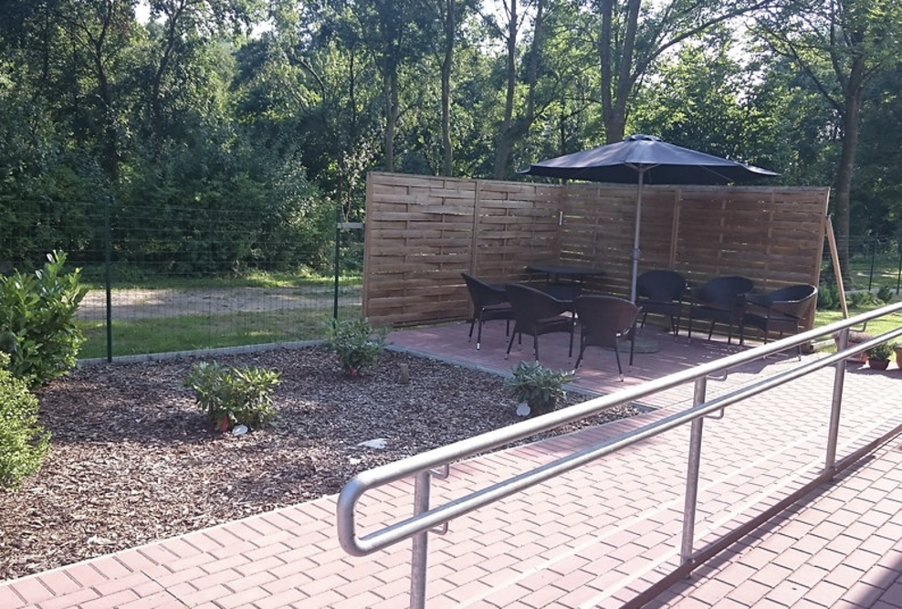 Ogród przed Domem Opieki „Na Polanie” w Mokrem jest do dyspozycji mieszkańców