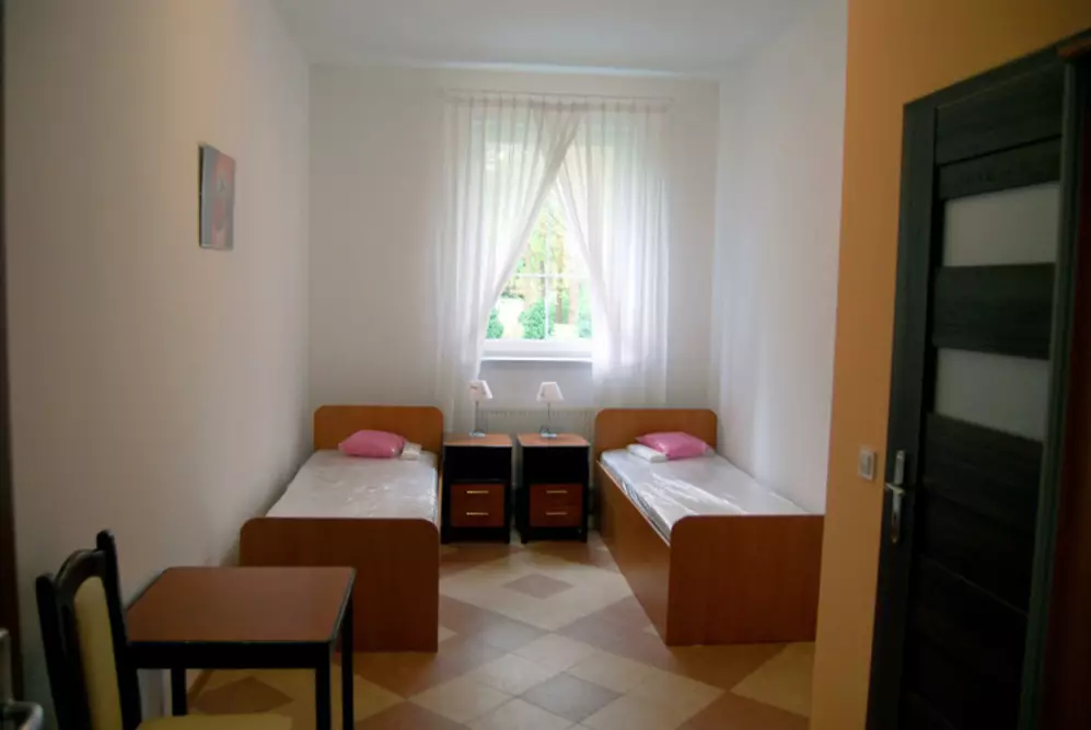 Pokój 2-osobowy w Domu Seniora „Willa Kąkolowa” w Józefowie