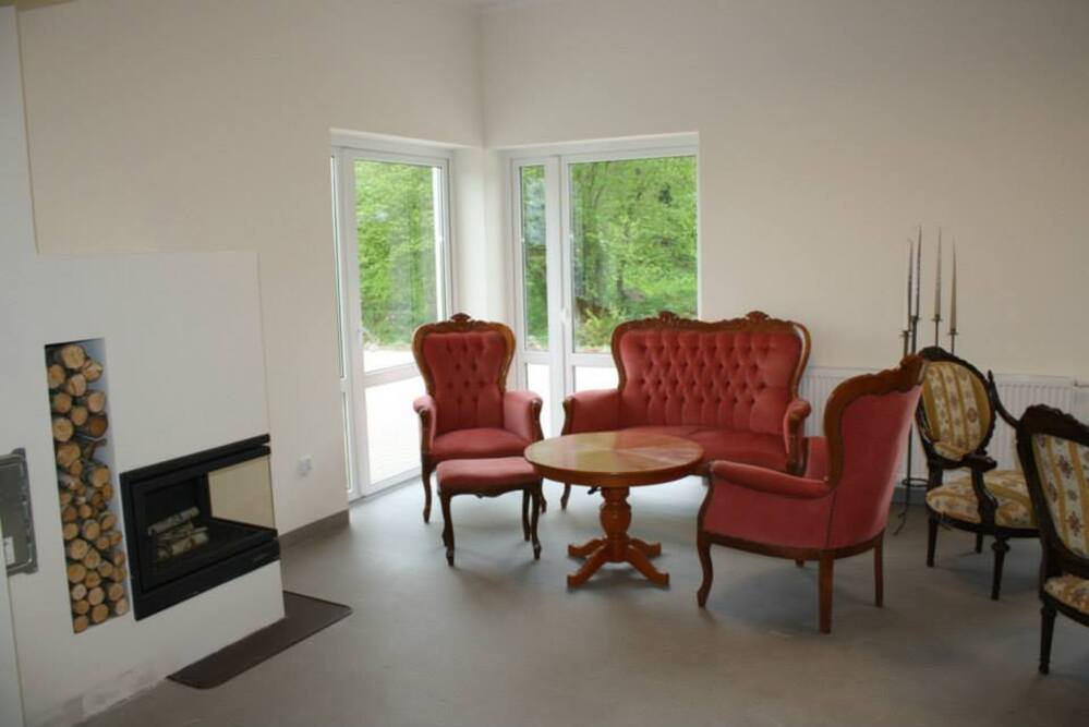 Dom Seniora „Babie Lato” w Swochowie dysponuje pomieszczeniami wspólnymi - na zdjęciu wspólny salon