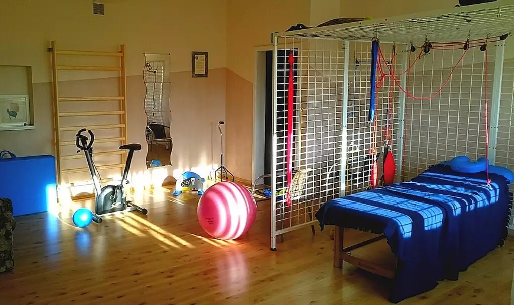 W Domu Opieki „Rokszyce” w Rokszycach Drugich  znajduje się świetnie wyposażona sala do rehabilitacji