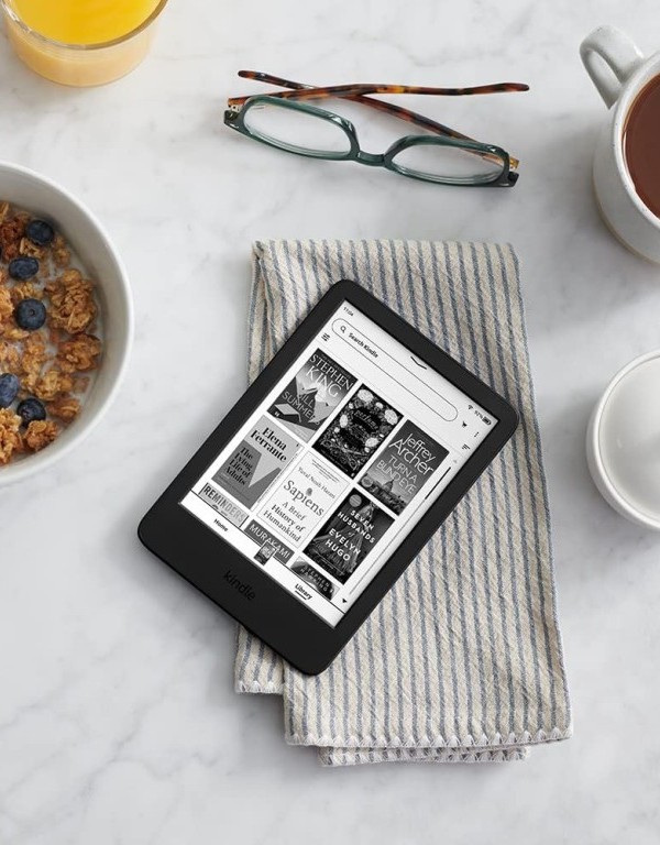 Kindle czytnik ebooków na stole śniadaniowym seniora