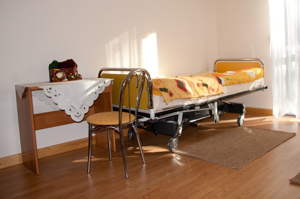 Pokoje w Domu Opieki „Leśny Zakątek Seniora” w Brzeźnie są jasne i przestronne - bez problemu można poruszać się po nich na wózku