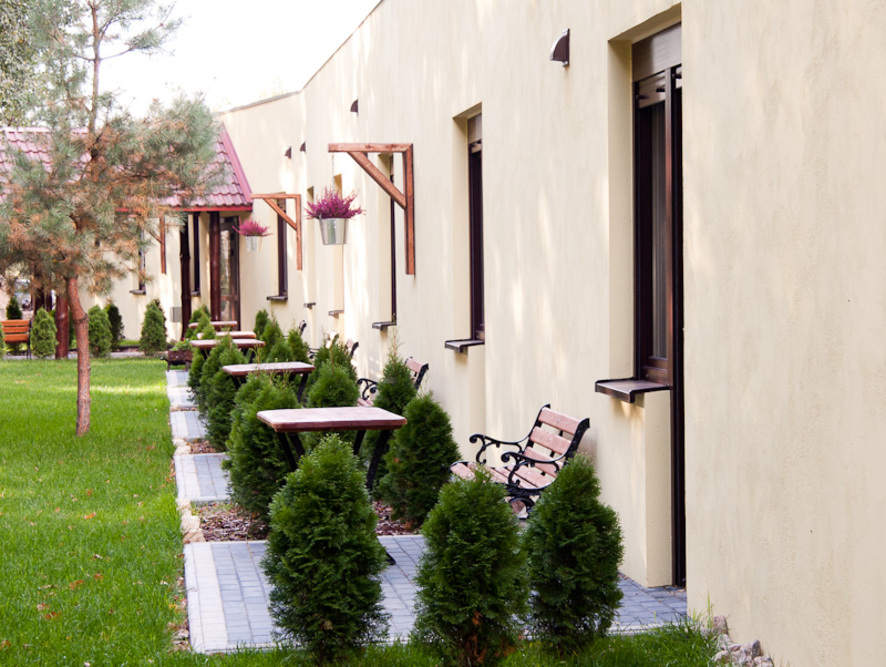 Dom Opieki „Leśny Zakątek Seniora” w Brzeźnie posiada sporych rozmiarów ogród z altanką i miejscem do grillowania