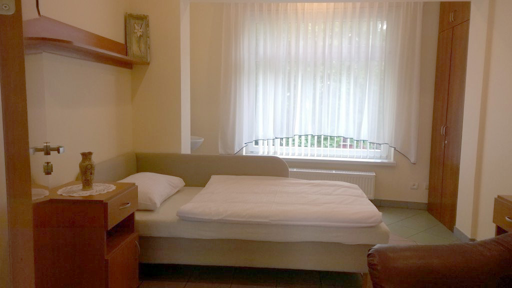 Pokoje w Domu Seniora „Zofia” w Poznaniu  są jasne i przestronne - seniorzy mogą poczuć się w nich jak w domu