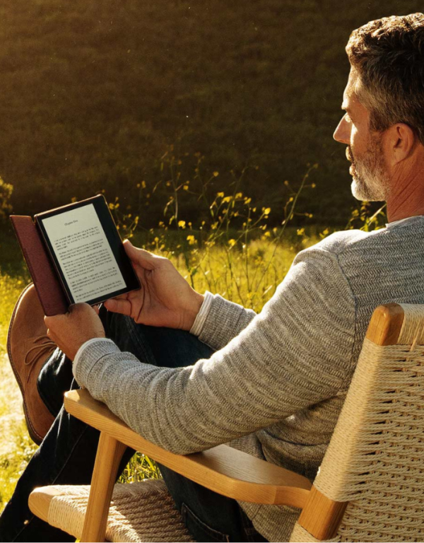 Senior czytający e-booka na Kindle Oasis na zewnątrz.