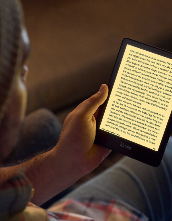 Kindle Paperwhite czytnik dla seniora z ciepłym podświetleniem w nocy