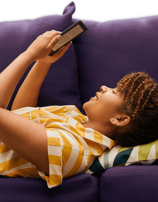 Kobieta czytająca e-booka na Kobo Nia.