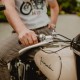 Mężczyzna na motocyklu z koszulką z Junakiem, prezentem dla dziadka