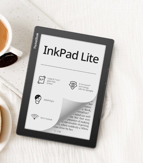 Pocketbook Inkpad Lite czytnik dla seniora na stole przy kawie i ciastku