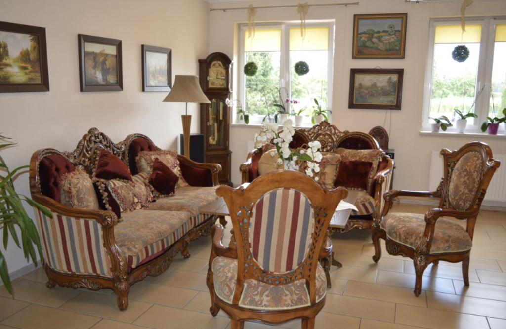 Na parterze Domu Seniora w Drachowie  znajduje się przytulny salonik, w którym seniorzy mogą spędzać czas w ciągu dnia