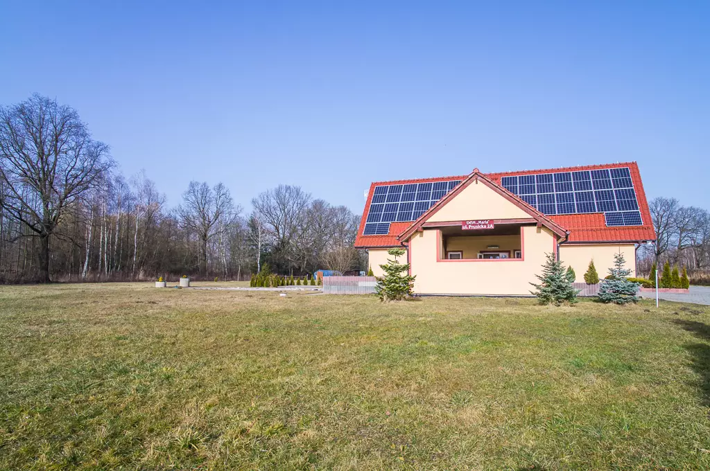 Prywatny Dom dla Osób Starszych „Maria” w Skokowej otoczony jest starodrzewem dębowym