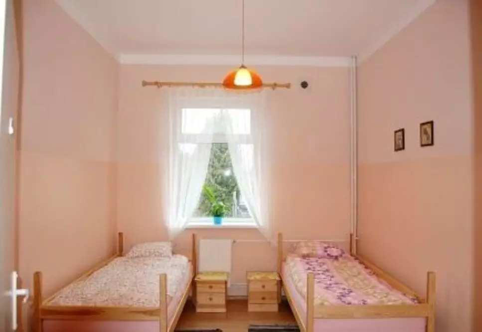 Pokoje mieszklane w Domu Pomocy Społecznej „Złota Rybka” w Kochanowie wyposażone są w niezbędne meble