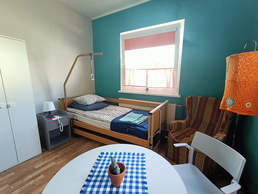 W pokojach Domu Dziennego i Całodobowego Pobytu Seniora „Bunia” w Kościanie znajdują się nie tylko łóżka, ale i wygodne fotele, w których seniorzy mogą odpocząć z kubkiem gorącej herbaty i ulubioną książką