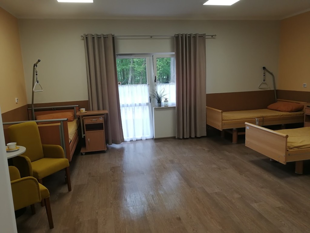 W pokojach Domu Seniora „Atrium” w Jarogniewicach  znajdują się kąciki kawowe z wygodnymi fotelami i stolikiem