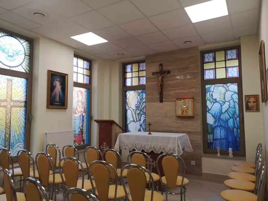 W Domu Opieki „Oliwska 5” w Warszawie znajduje się kaplica - mogą z niej korzystać zarówno rezydenci, jak i ich rodziny