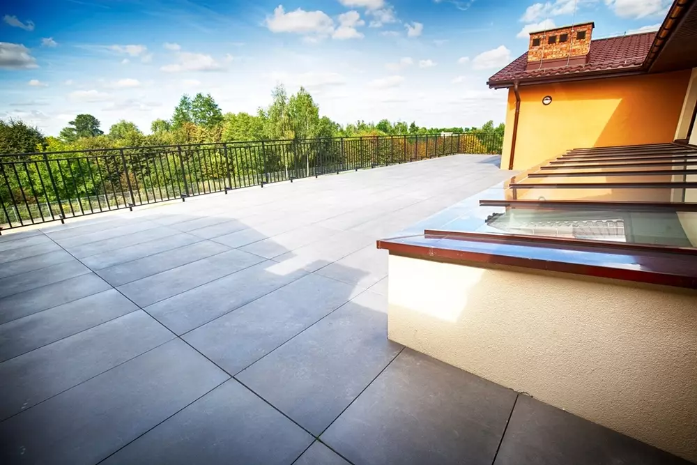 Mieszkańcy Domu Opieki DESIDERATA w Praszce mają do dyspozycji dwa tarasy - z tego na dachu roztacza się piękny widok na okolicę