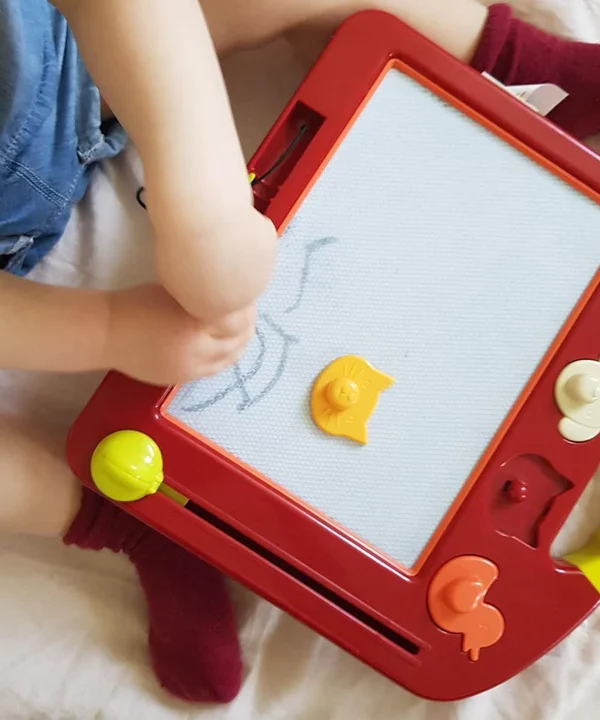 Pieczątki w znikopisie B.toys dla 3-letniej wnuczki